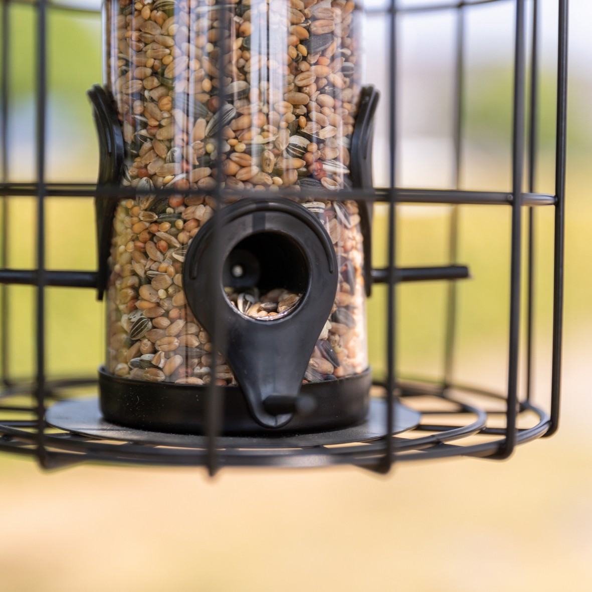 Trixie Food dispenser with protective grid